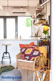 Stylish, comfortable and pet friendly home in the heart of Kensington - Image 1
