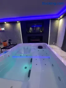La Casa de Lové Suite Jacuzzi - Image 1