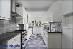 2 Van Parking - 3 Bedroom Home 2 Kings 2 Singles 4 TO 6 Beds - Fantastic House NR Edgbaston Moseley Kings Heath Digbeth Lawley Middleway Curzon Street- Solihull-NEC-JLR-BHX HS2 Works and More - by Samina Arz Stays - Image 3