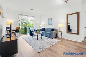 Modern Stamford Stay Near Dining & Train - Image 1