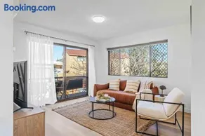 Llewellyn Court Apartments - Image 2