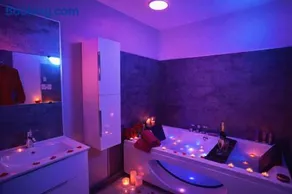 Love Room à deux pas de l'Océan avec Hammam, Sauna et Bain à 2 Surprise garantie - Image 1