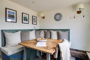 Oak Tree Hideaway - Image 4
