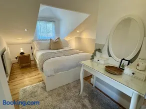 Cosy 4 Bedroom House With Secure Parking - Image 4
