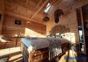 Namelis prie ežero I Medaus Žemė - Lakefront Lodge Lithuania - Image 1