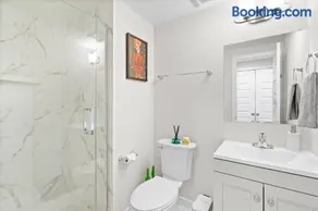 Entire DC House 2BR 2BA Fire Pit Free Parking Near Capitol Hill - Image 2