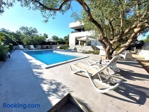 CROWONDER Sun Dance Apartments with Heated Swimming Pool Seaview and Garden - Image 3