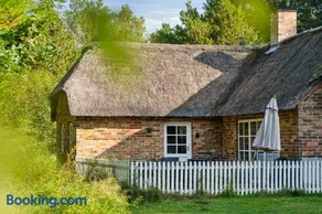 Charming Thatched Cottage Near North Sea - Image 3