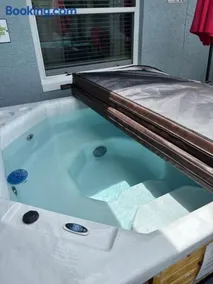 WOW Free Heated Pool and Hot Tub Modern Home 3 Miles To The Beach - Image 3