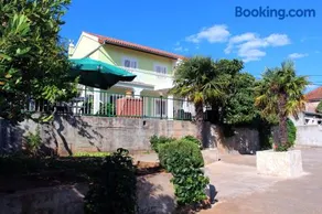 Apartments by the sea Tisno, Murter - 13588 - Image 2