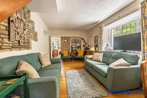Charming Dog Friendly Cottage with Garden - Image 3