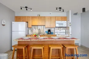 35th Floor at the Waikiki Banyan Amazing Mountain Views FREE PARKING and WiFi - Image 5