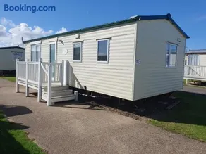 Sealands Everglade II:- 6 Berth, Central Heated Access to the beach - Image 2