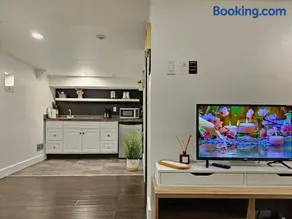 Downtown Queen and King St - Lower Suite - Image 3