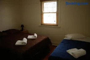 Accommodation Sydney Rockdale - 2 Bdr Pet Friendly Budget Apartment - Image 5