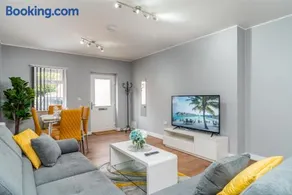 Large Apartment Near Stonehenge Amesbury Town Centre Smart TVs Netflix FREE PARKING - Image 5