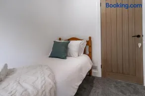 Railway Retreat - Image 3