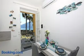 Apartment A lago private beach and parking - Image 3