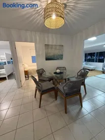Sandy Lodge Steps to Beach Ocean Views Sleeps 6 AC WiFi Linen provided - Image 4