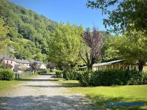 Camping Le Jardin - chalets, bungalows et emplacements nus pour des vacances nature le long de la rivière le Gijou - Image 2