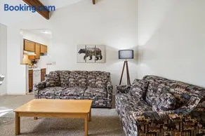 Cedarbrook Queen Suite 203 - Image 4