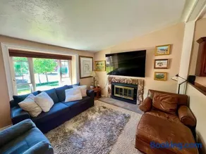 Charming Mountain Retreat with Enclosed Backyard and Artistic Flair - Image 1