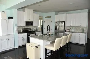 Spacious 5BR w/parking near DC Sleeps 12 - Image 2
