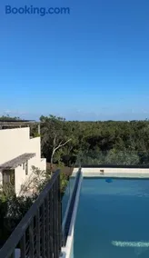 Penthouse with private jungle, pool, downtown - Image 1