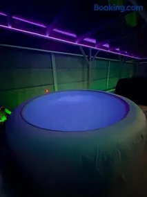 Luxxe House with Hot tub and Pool table - Image 3