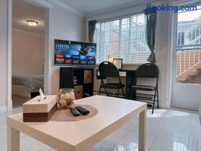 Entire Private Suite - 5 Min Walk to SkyTrain, Free Parking, 15 Mins to Downtown - Image 2