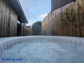 Luxury Cabin with Hot-Tub & Cold Plunge! - Image 3