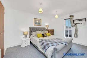 10 St Edmundsbury Mews - Image 5