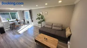 Bright and Cozy Modern Suite in Steventon Richmond - Image 3