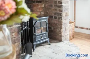COSY COTTAGE ON BERNARDS HILL by SHIRE STAYS - Image 2