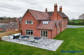 Grange House - Sleeps 24 - Image 3