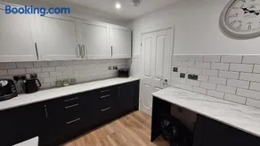 3-Bed House - Quiet - Free Parking - WiFi - Image 2
