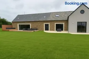 Gîte avec piscine intérieure jacuzzi et cinéma - Image 1