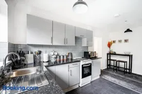 Cosy 3-Bed Home l Free Parking l WiFi l Sleeps 8 l Family Friendly l Hosted by The Cosy Corner Nationwide - Image 2
