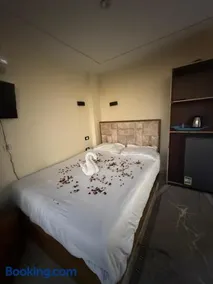 Luxury middle east pyramids veiw &jacuzzi - Image 3