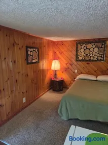 Tanglewood Motel & Cottages - Image 2