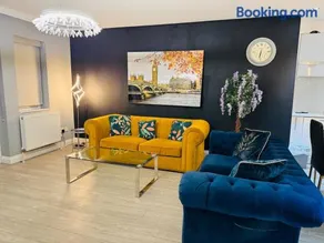4-BR House Near-Harry Potter-SkyStudios-Sleep 8 & Work Stays - Image 2