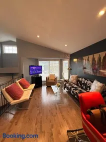 Hampton 3BR 2BA Suite Near Airport - Image 2