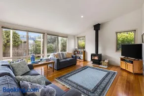Lonsdale Back Beach Retreat - Image 3