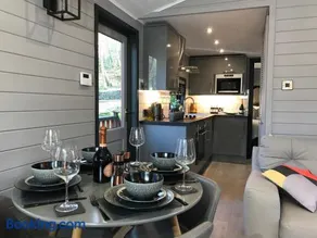 L11 - The Harlech Lodge with Hot Tub - Image 4