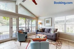 Chic home on Lake Austin with dock, lovely deck, vibrant interior & views - Image 3