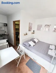 Private bedroom with bathroom - Image 3