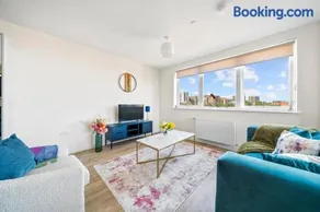 2bed Flat with FREE Parking, Close to Heathrow - Image 3