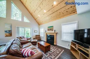 Cottage w/Hot Tub, Fire Pit & Beach Access - Image 3