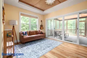 Peaceful & Spacious Modern Home - Lake Views! - Image 3