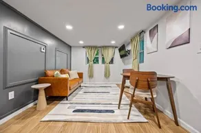Chic 2BR Downstairs Unit - Fenced Yard Grant Park - Image 1
